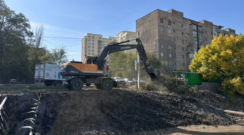 В Бишкеке проводятся работы по очистке каналов